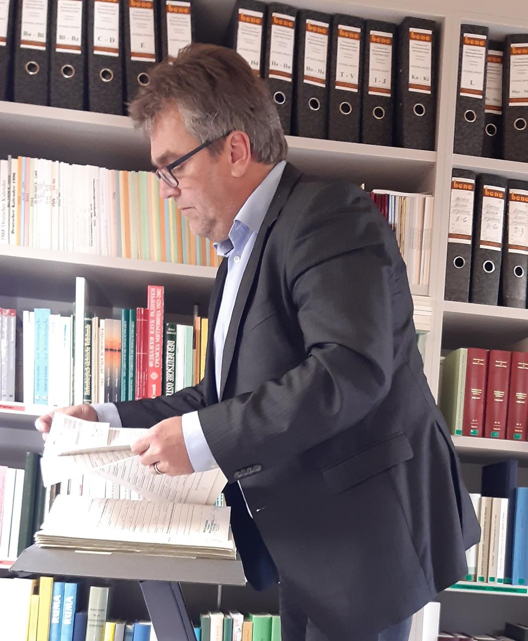 Paul Mahr bei der Sichtung der Donauschwäbischen Bibliothek & Archiv Dr. Georg Wildmann