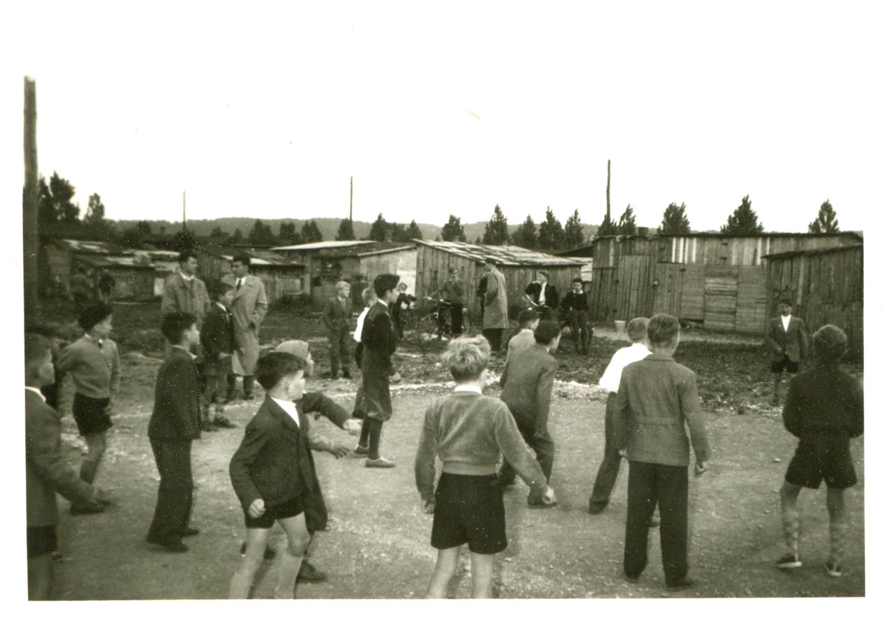 Jugend - Kinder spielen im Lager